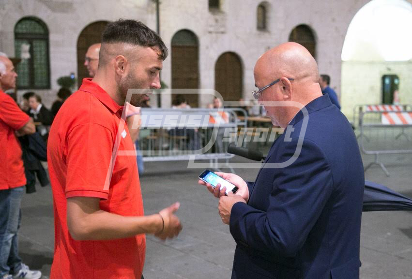 15DF48B0-8EBE-485E-BCE4-776BBB8A0004