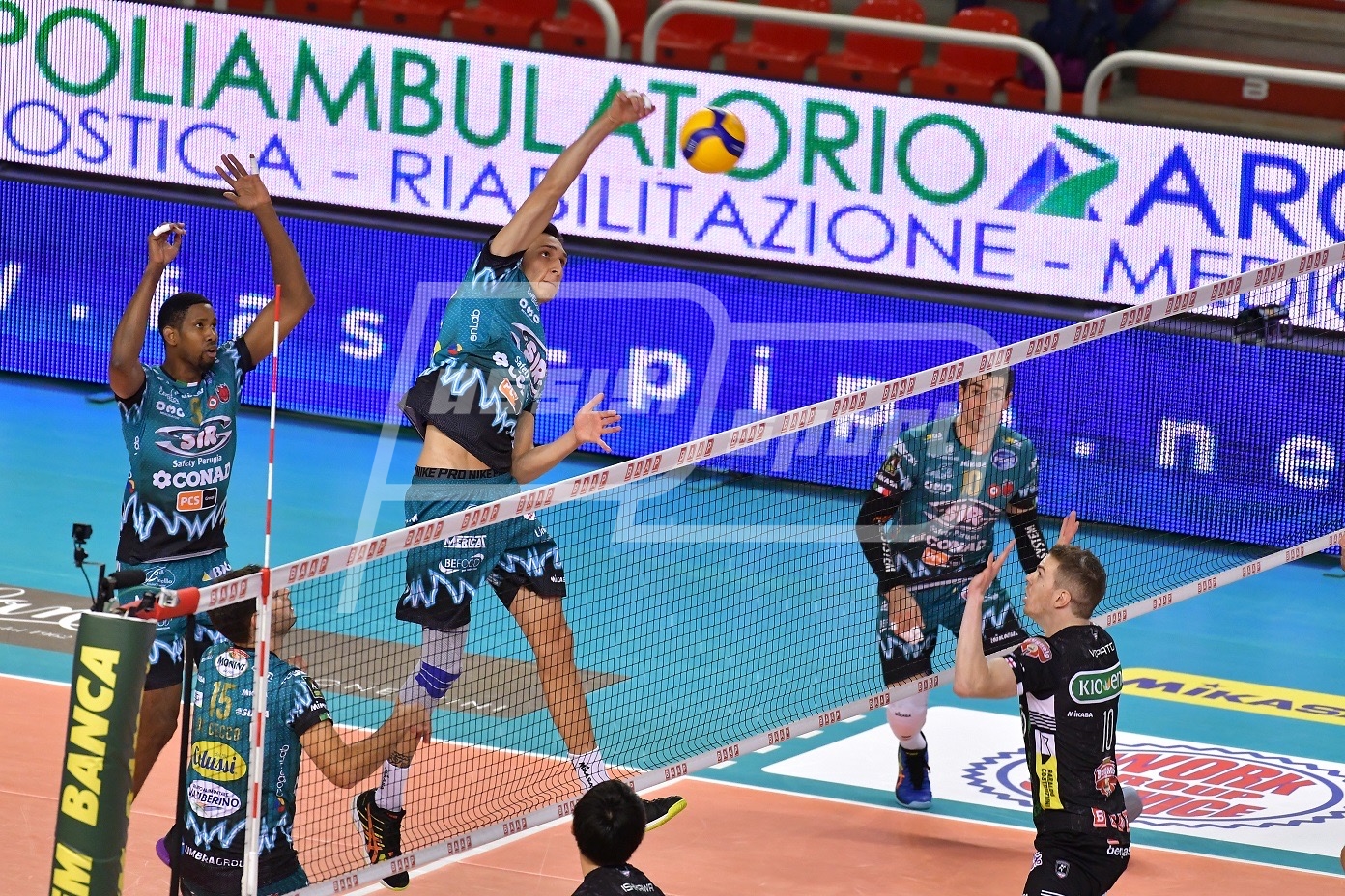 AFE7CA74-12BA-4E09-852F-908F9B028BCF