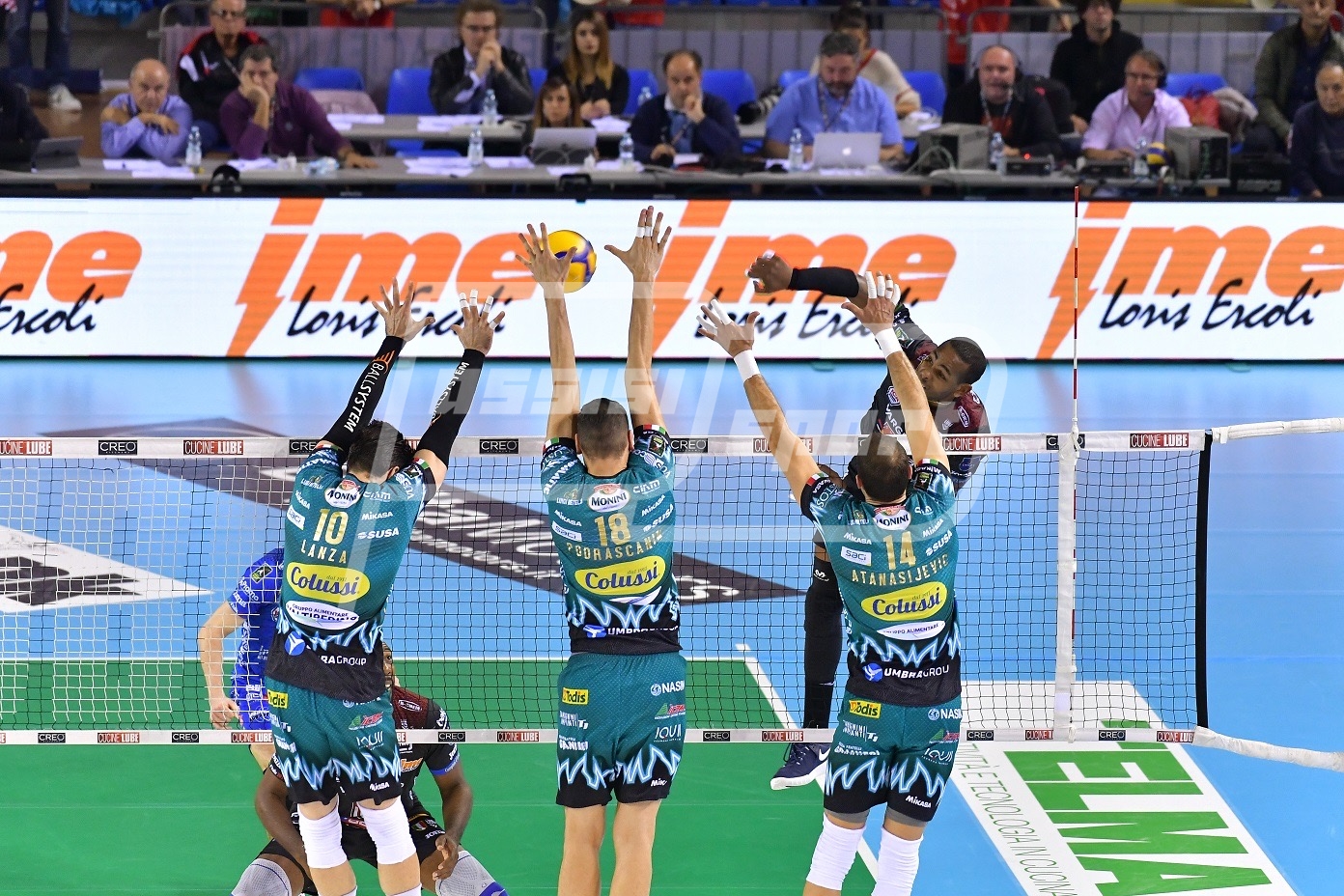 F0A1BA28-03B0-455A-86FE-364D51DEFFD4