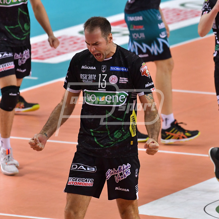 Volley Dragan Travica arriva nella cabina di pilotaggio della SIR