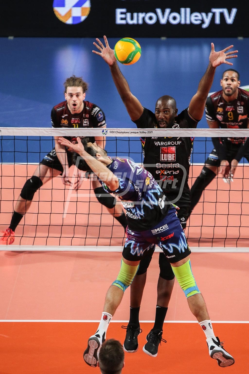 FBE70471-FAC4-4DE0-B46B-56369BA01BBC