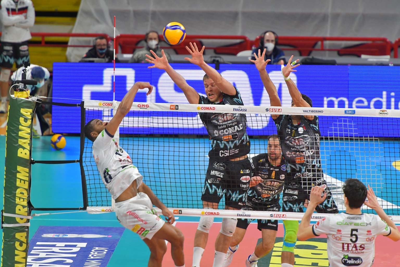 00F2E0D2-6F09-4EB9-9723-0325E6E4FC40