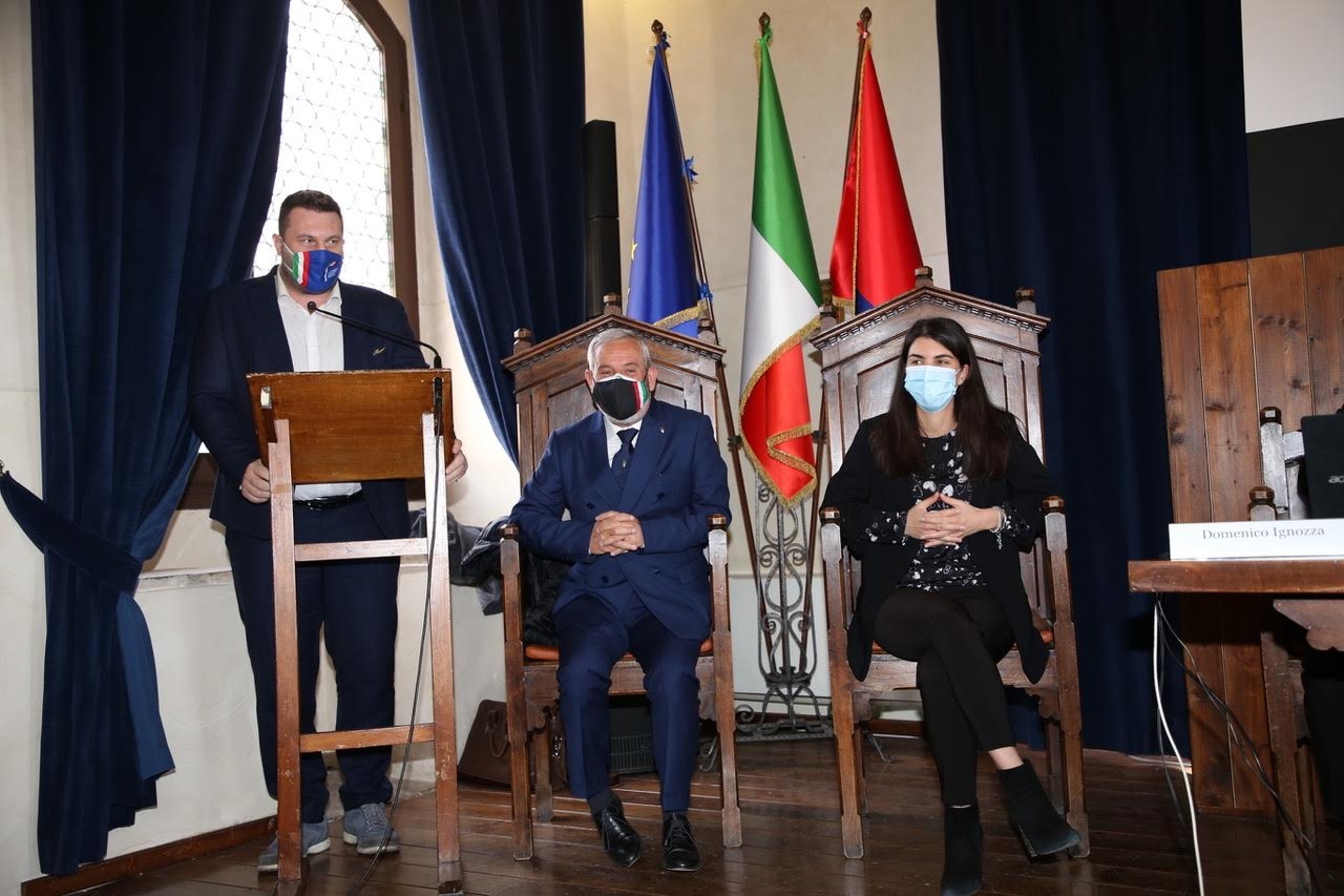 4BE3E9A5-4CCA-4F84-9CBC-9FA6BEDD8D8F