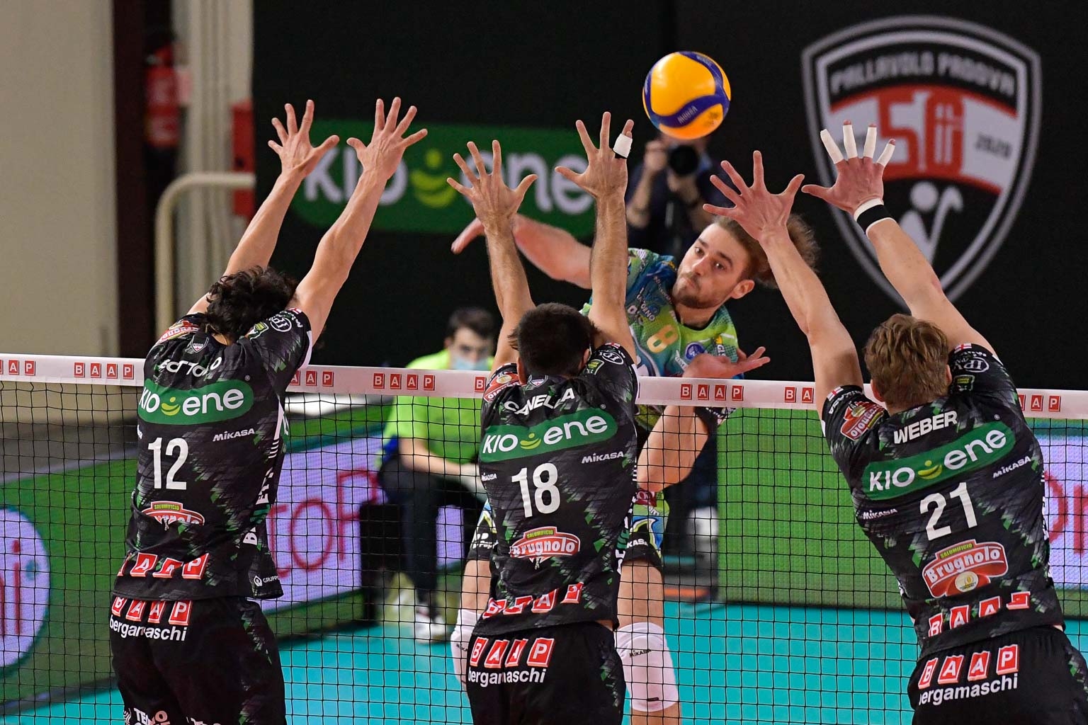 Kamil RYCHLICKI, attacco