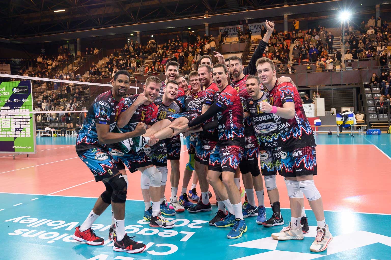 Perugia celebra la vittoria festeggiando Kristers DARDZANS al suo esordio in Champions League