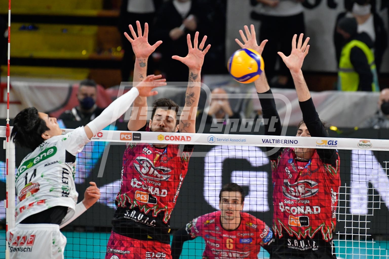 Matthew ANDERSON, Fabio RICCI, a muro