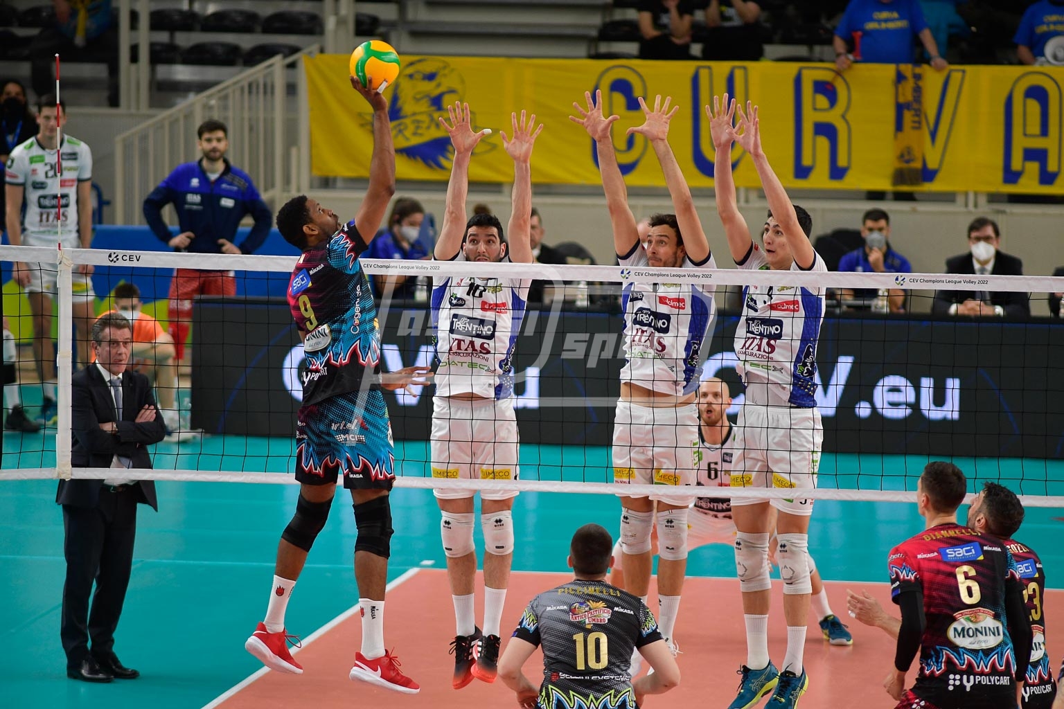 Wilfredo LEON VENERO, pallonetto sopra il muro a tre di Trento