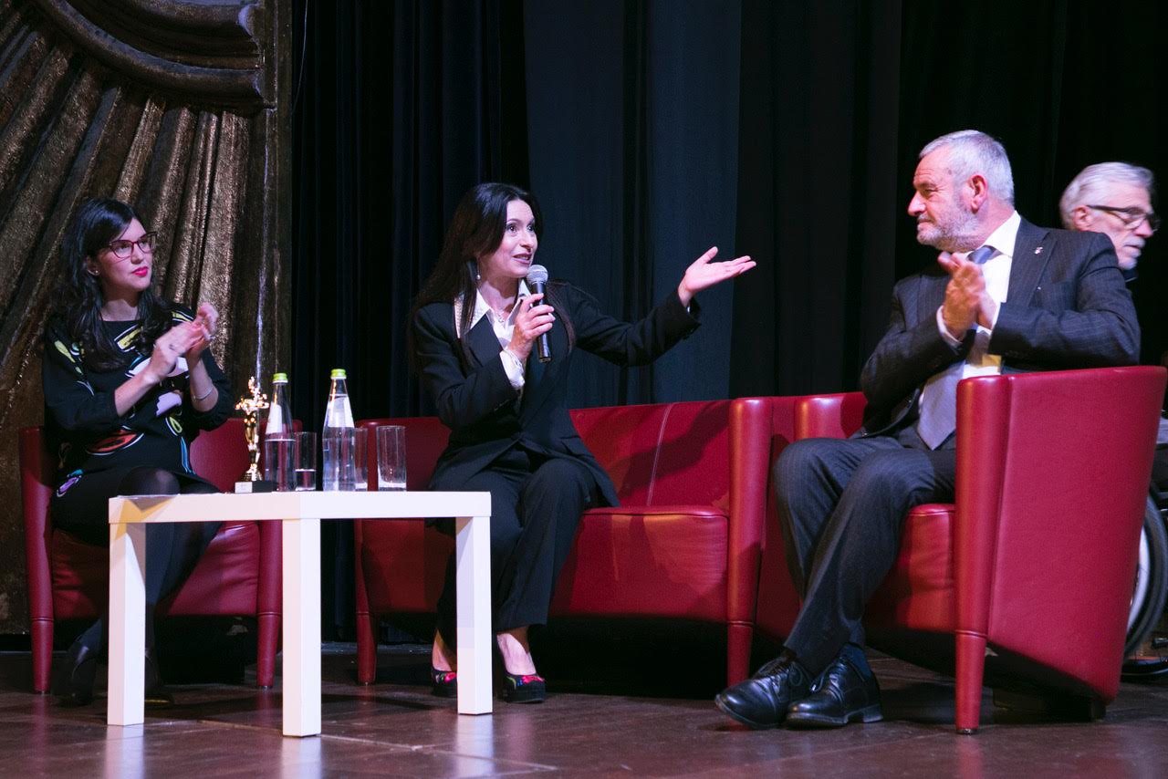 FA4DDEBE-5773-49F3-B578-E63CB0F294E9